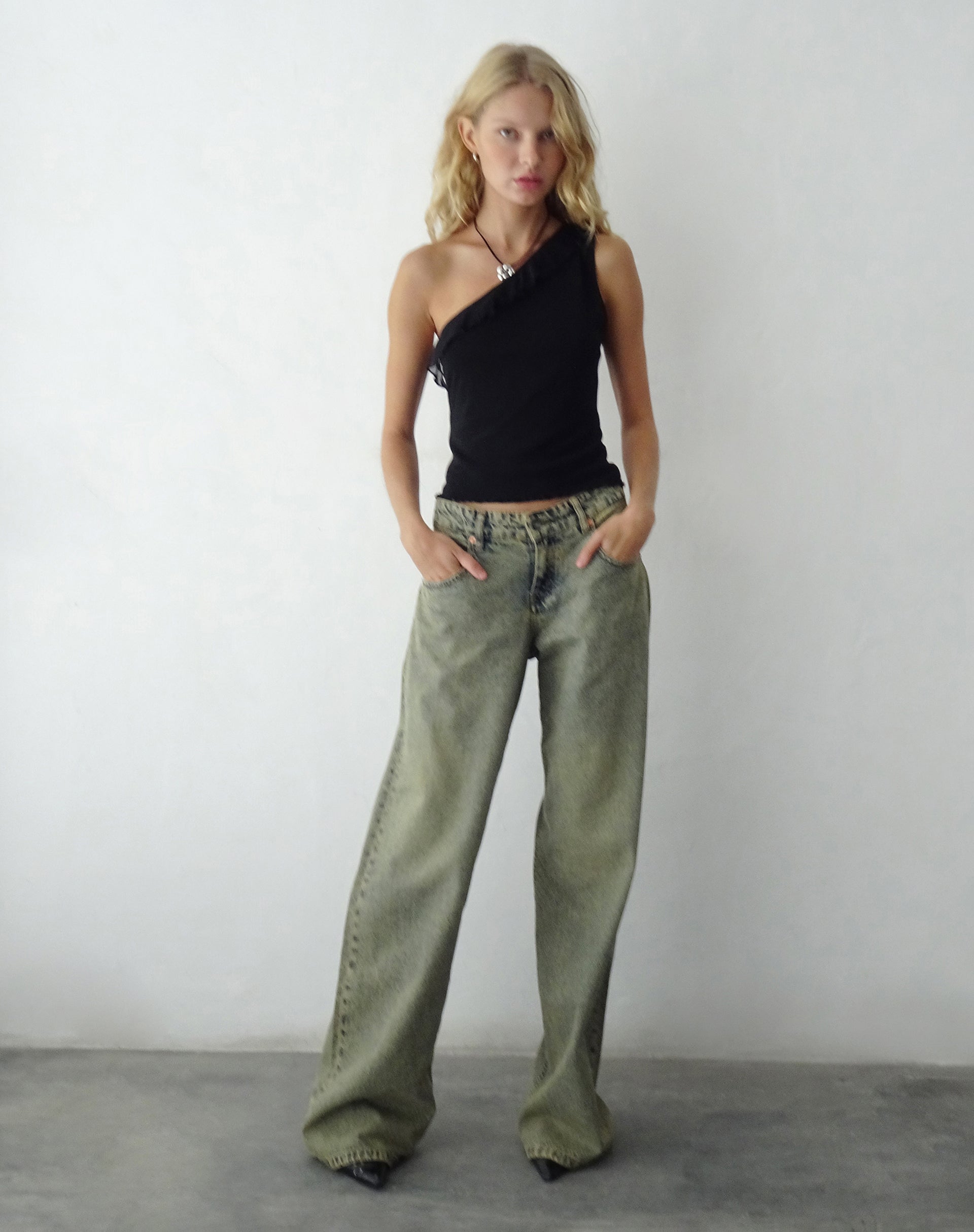 Afbeelding van Ruthie One Shoulder Frill Top in Zwart