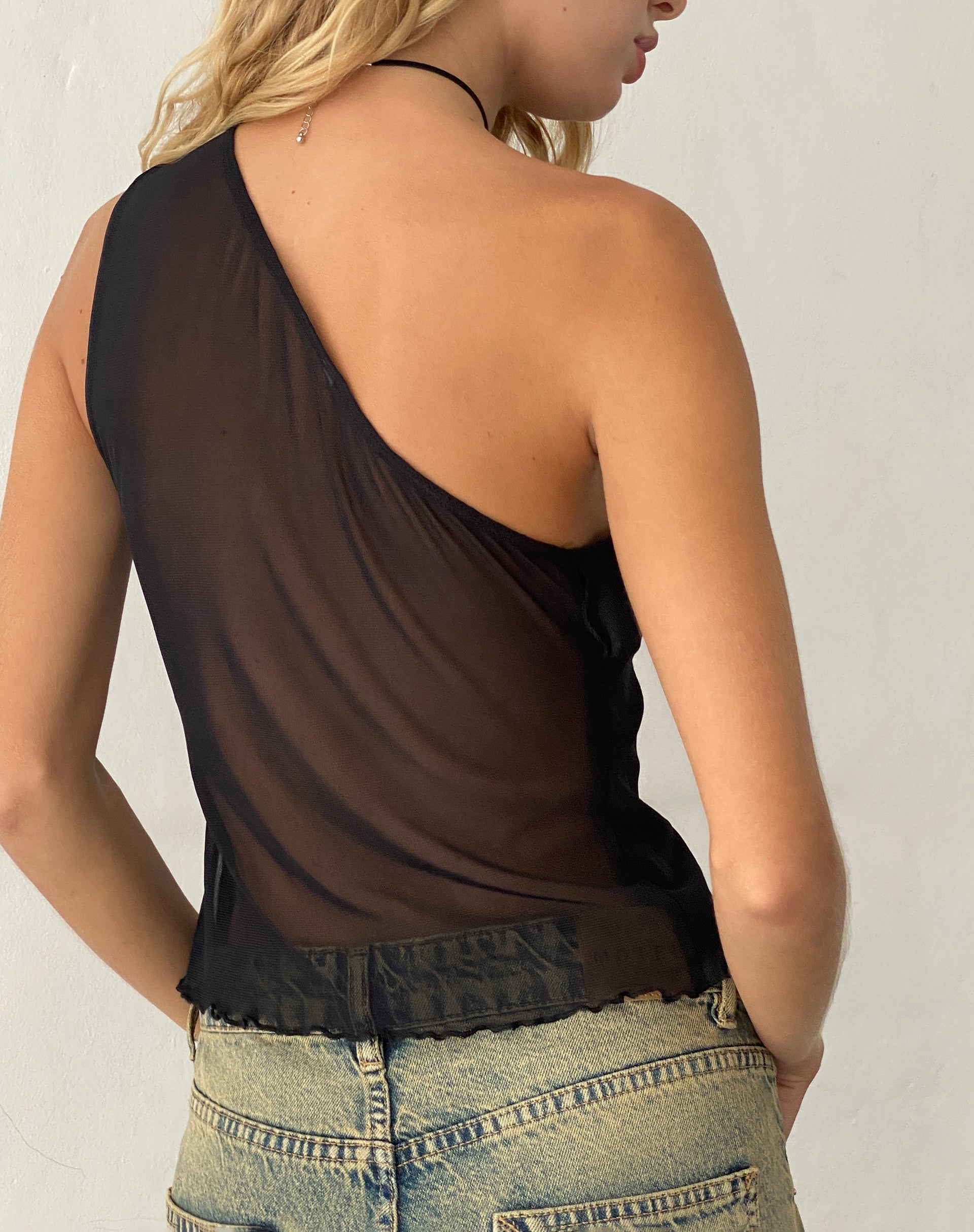 Afbeelding van Ruthie One Shoulder Frill Top in Zwart