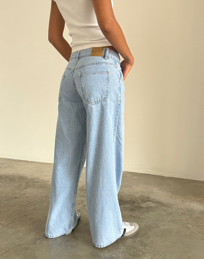 Afbeelding van Roomy Extra Wide Low Rise Jeans in Light Wash Blue
