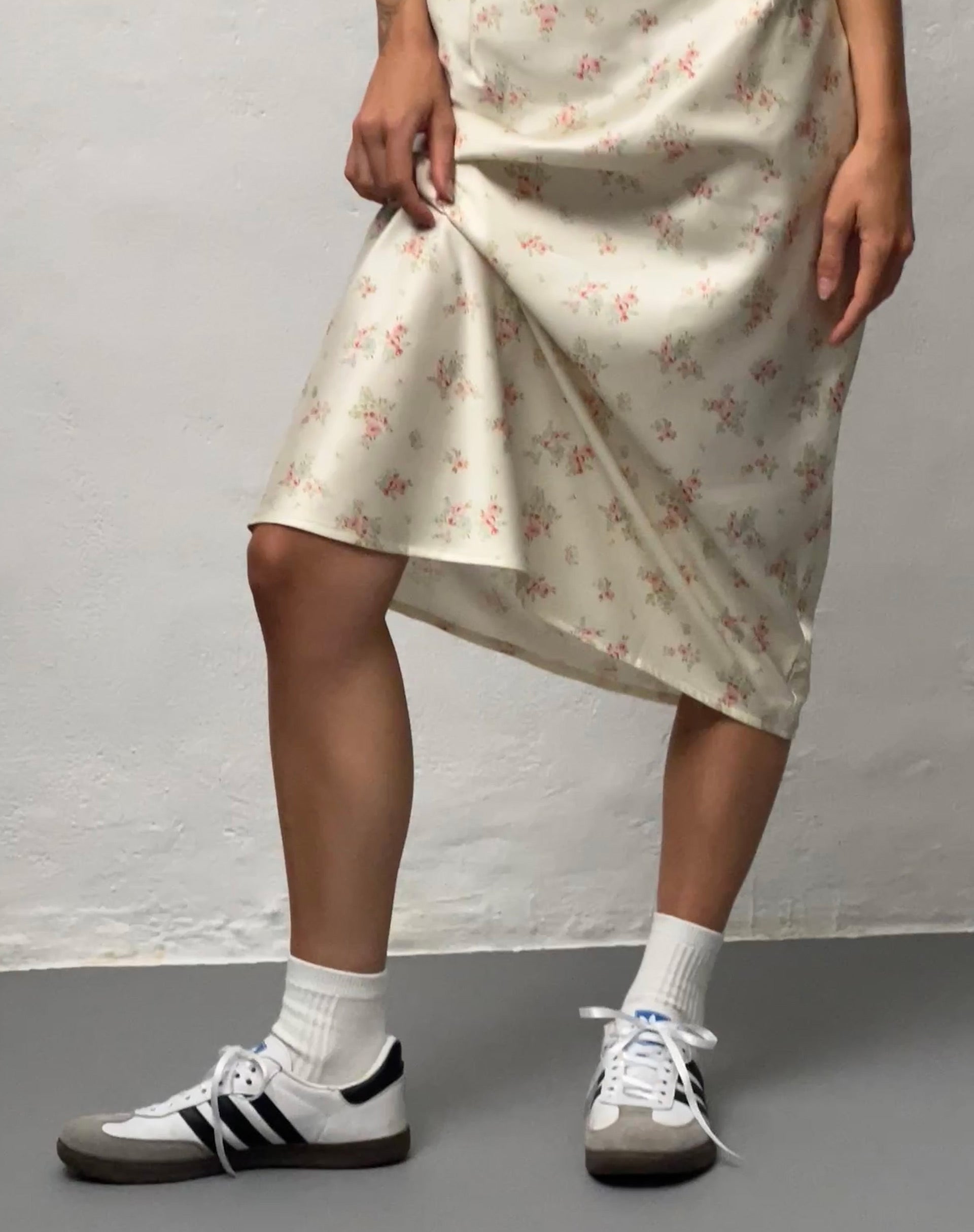 Afbeelding van Piya Midi rok in satijn Vintage rozenkrans