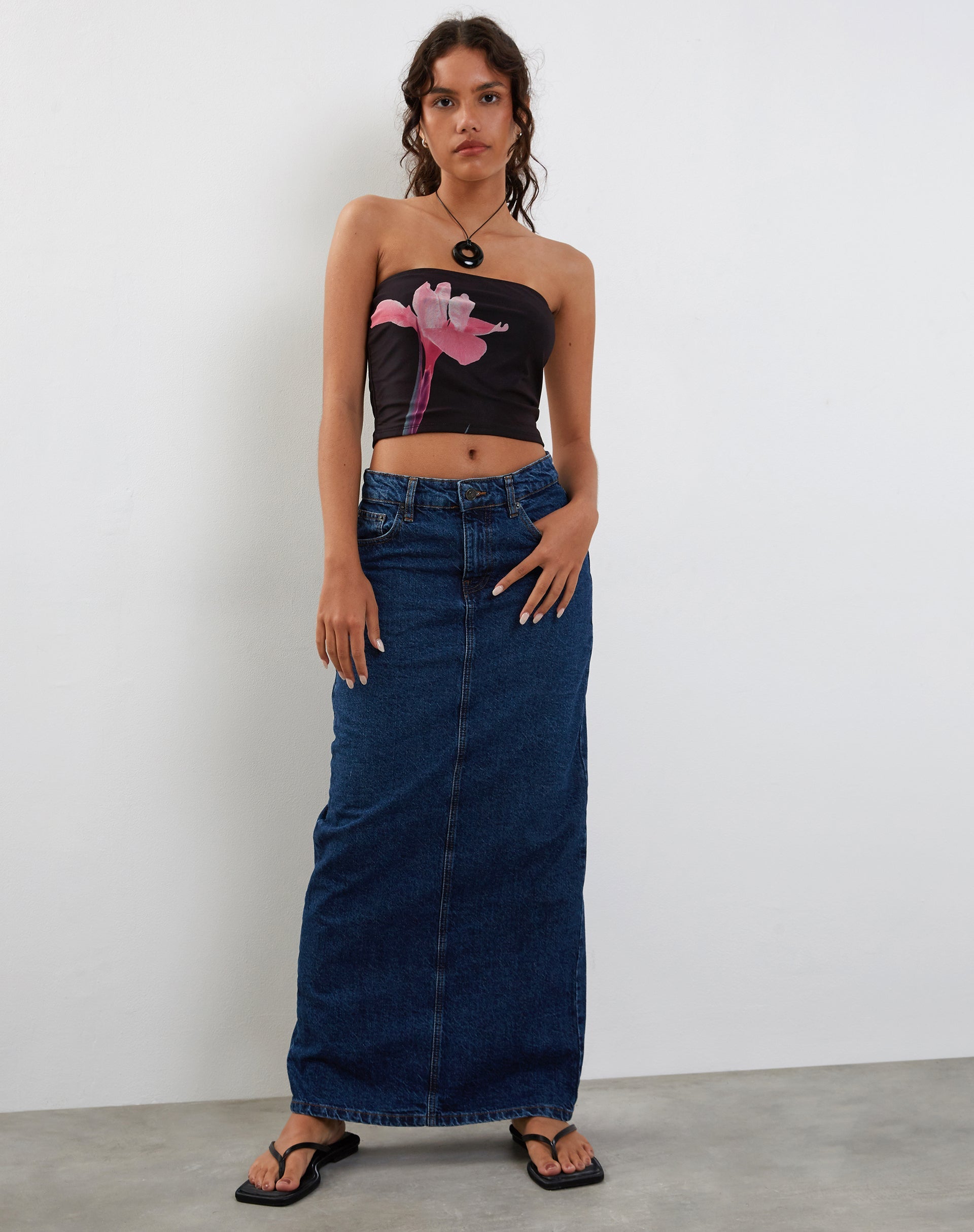 Afbeelding van Shae Bandeau Top in Zwart met Roze Bloem Placement