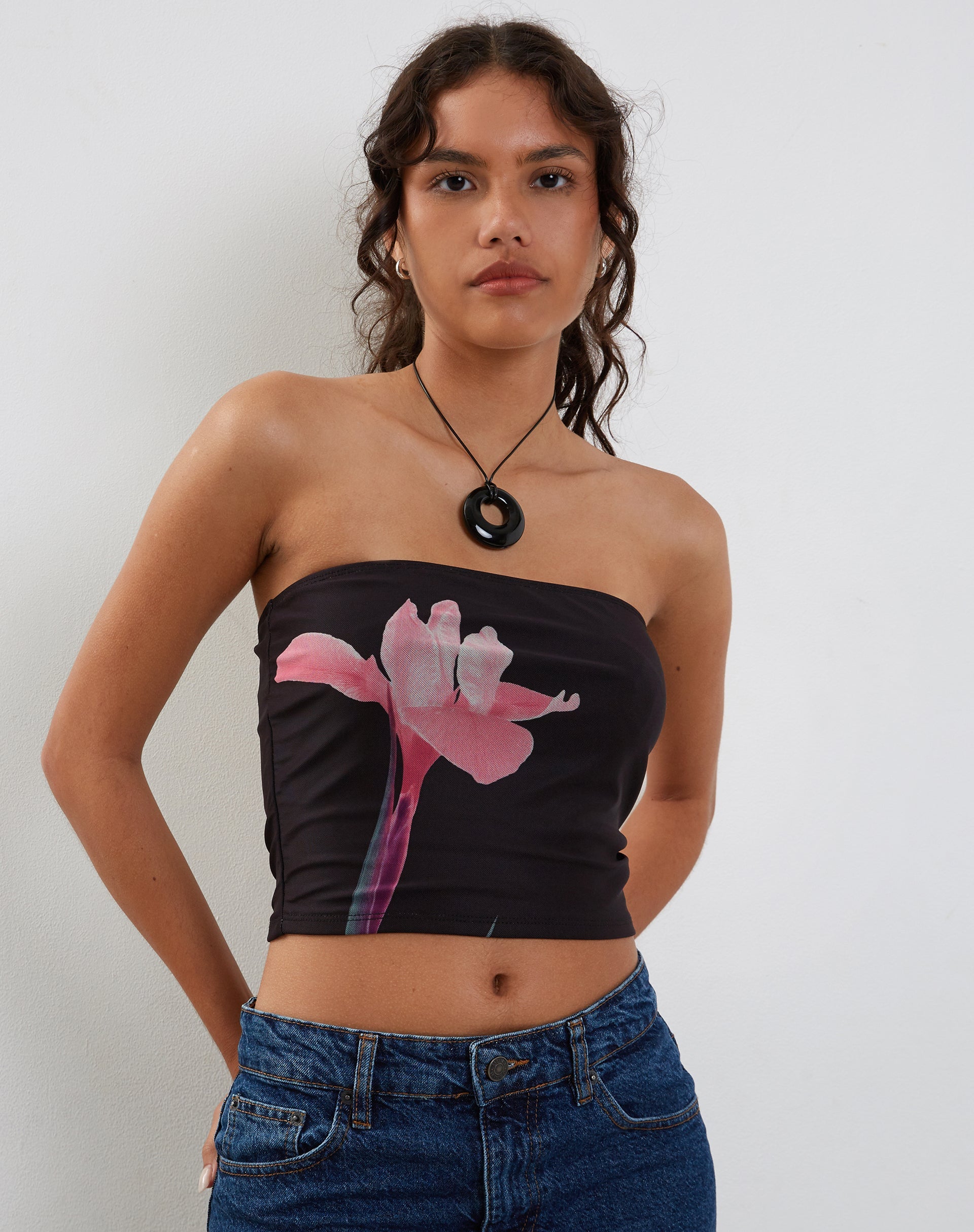 Afbeelding van Shae Bandeau Top in Zwart met Roze Bloem Placement
