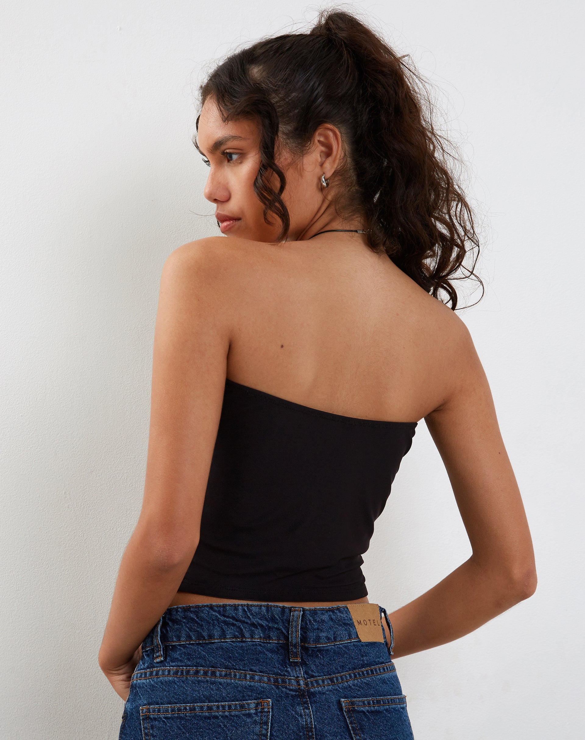 Afbeelding van Shae Bandeau Top in Zwart met Roze Bloem Placement