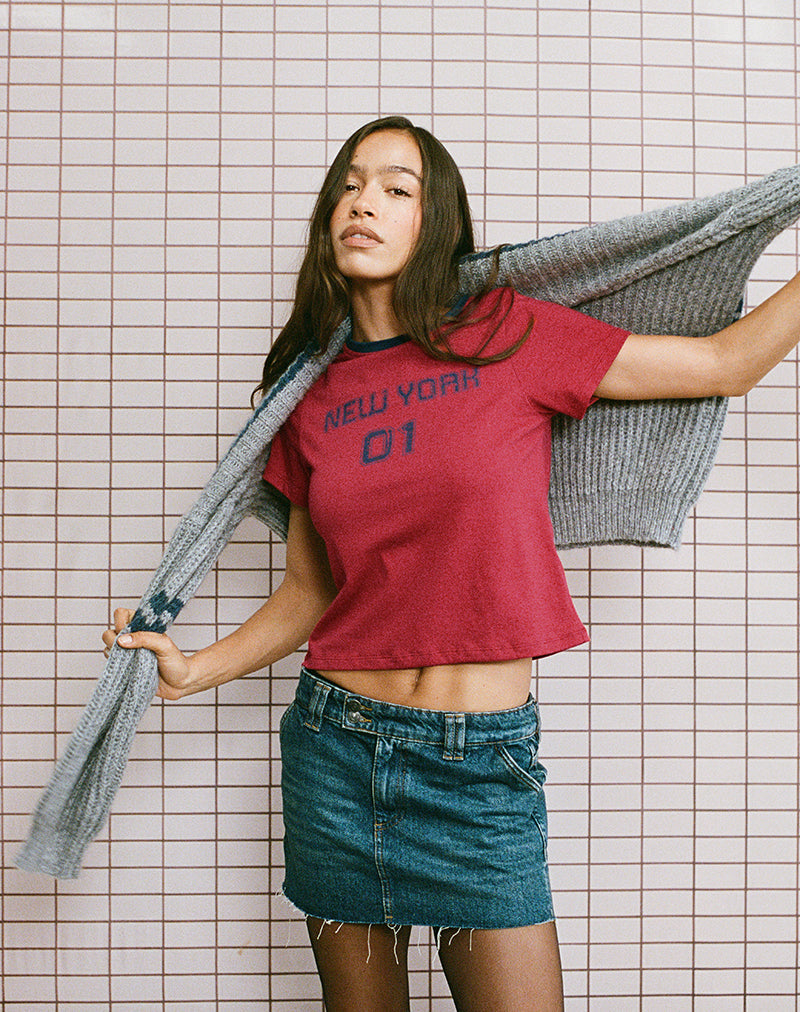 Afbeelding van Sakha Boxy Top in Adrenaline Rood met Blauwe New York Print