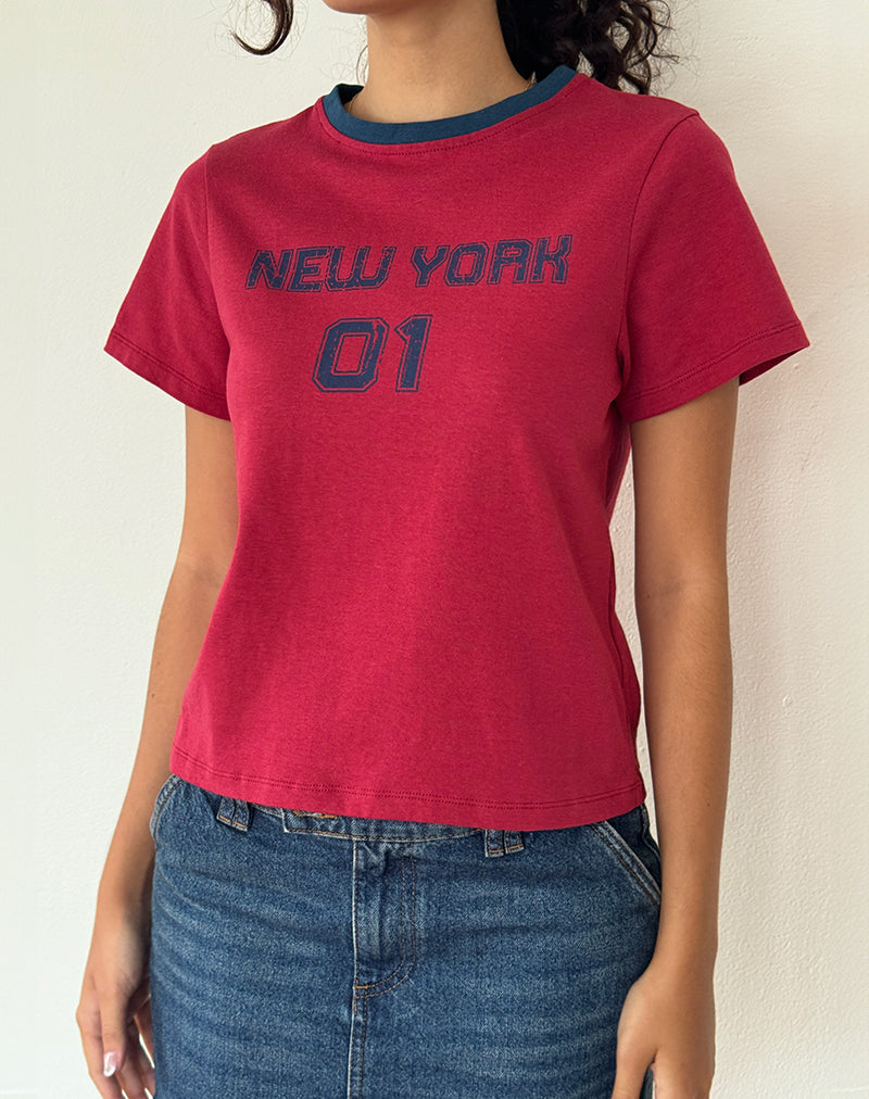 Afbeelding van Sakha Boxy Top in Adrenaline Rood met Blauwe New York Print