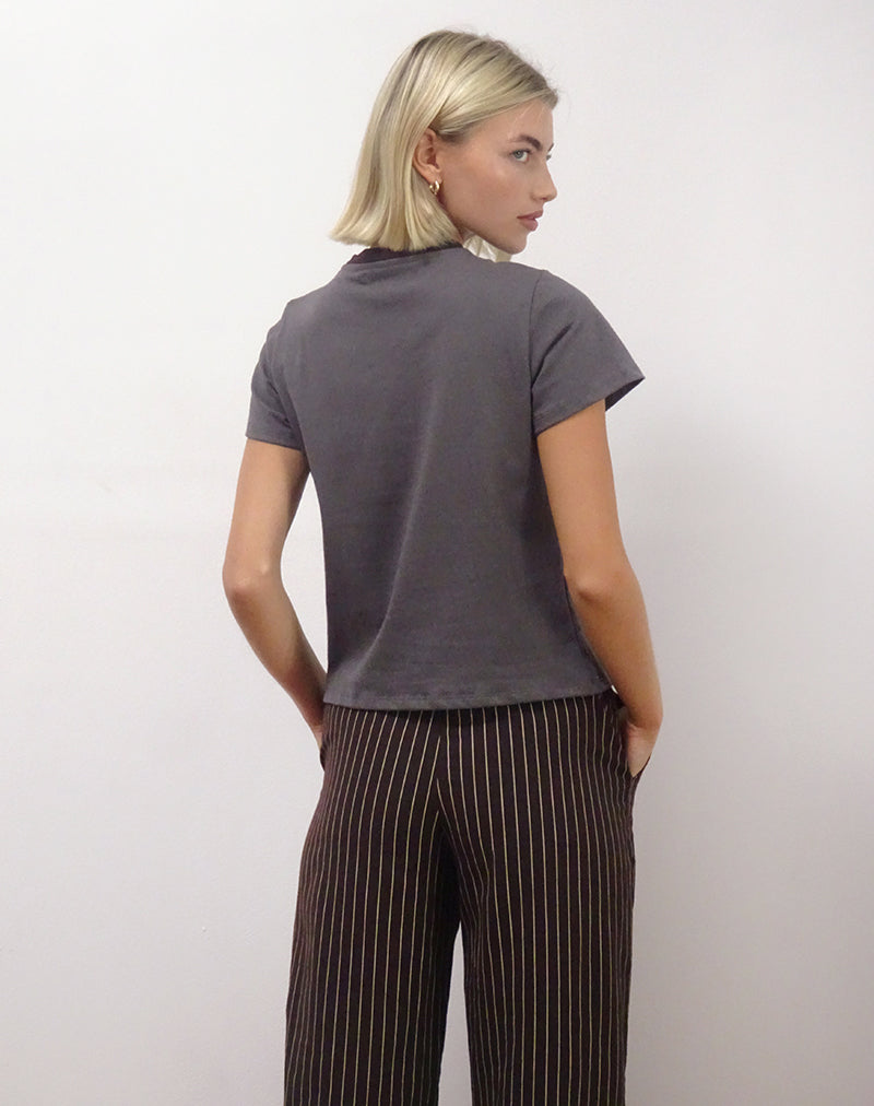 Afbeelding van Sakha Boxy Tee in Donkergrijs met Londen print en bruine bies