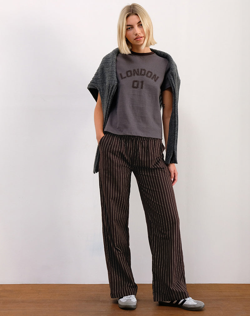 Afbeelding van Sakha Boxy Tee in Donkergrijs met Londen print en bruine bies