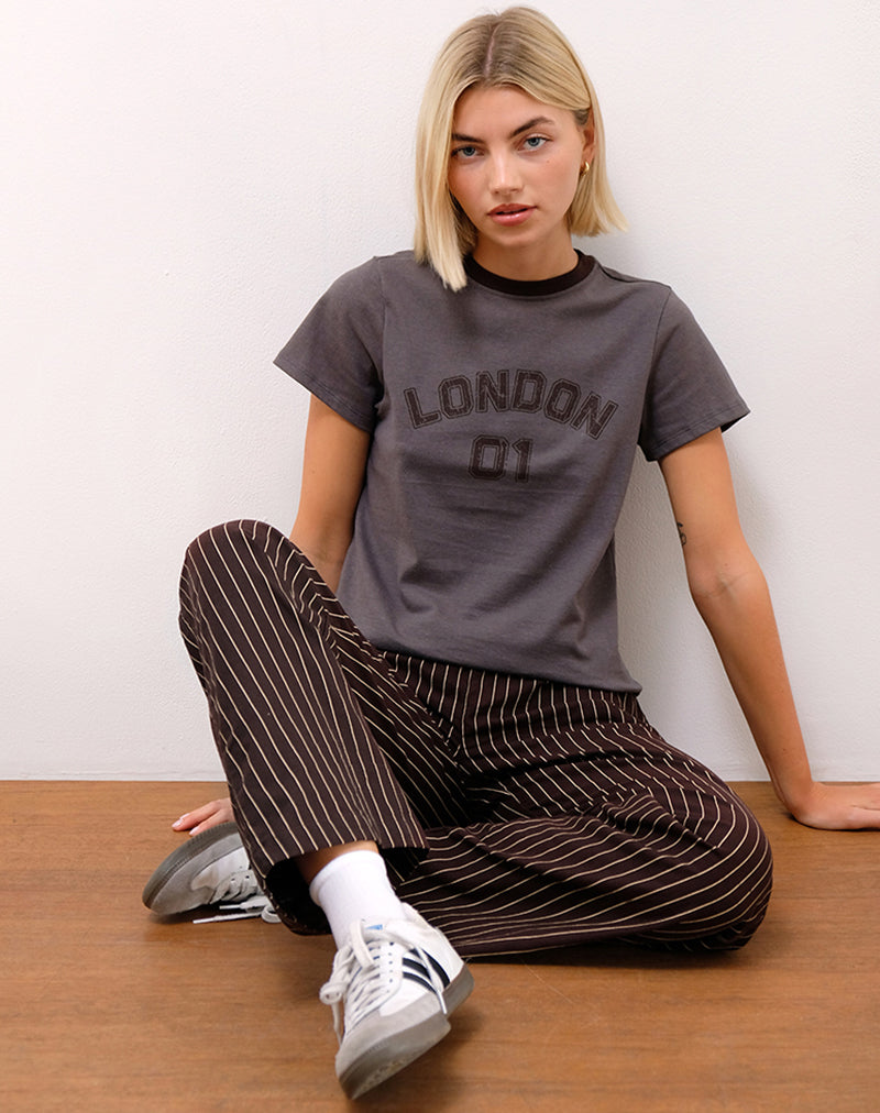 Afbeelding van Sakha Boxy Tee in Donkergrijs met Londen print en bruine bies
