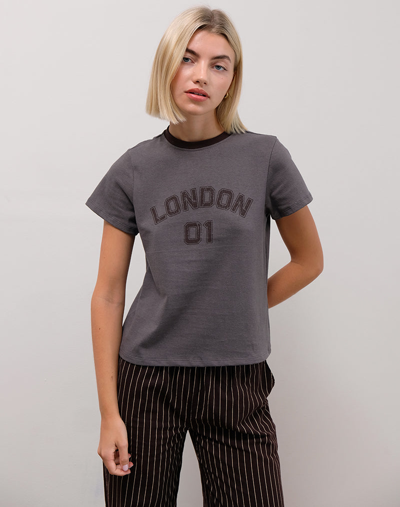 Afbeelding van Sakha Boxy Tee in Donkergrijs met Londen print en bruine bies