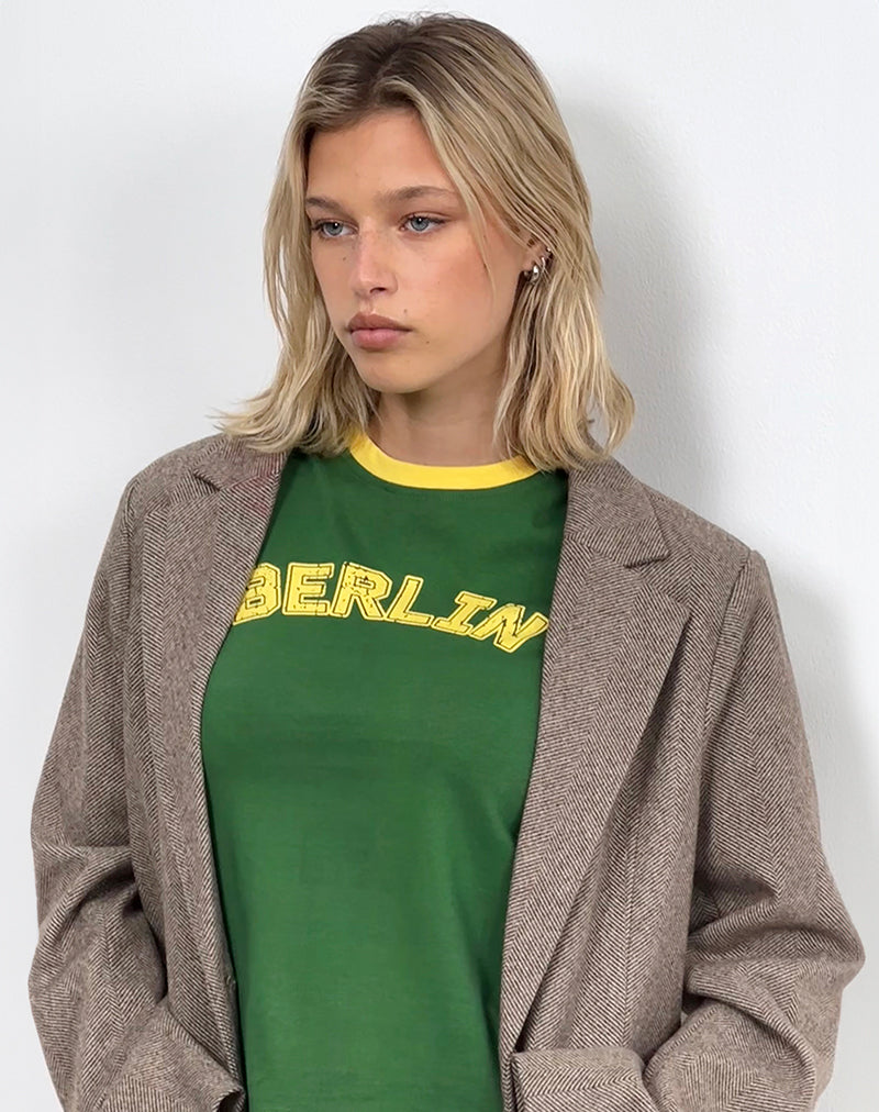 Afbeelding van Sakha Boxy Top in Elm Green met gele bies en Berlin Emb