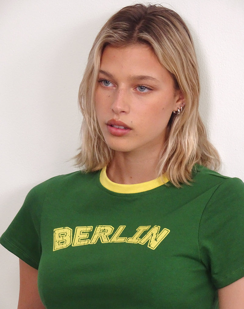 Afbeelding van Sakha Boxy Top in Elm Green met gele bies en Berlin Emb