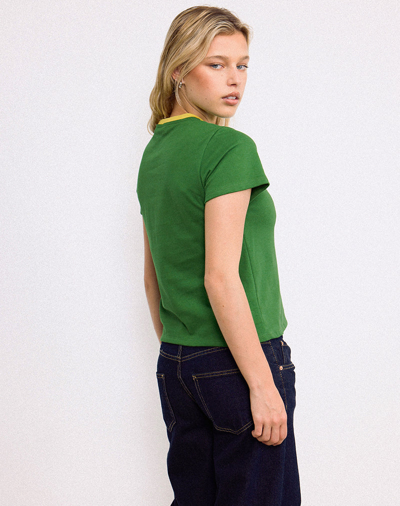 Afbeelding van Sakha Boxy Top in Elm Green met gele bies en Berlin Emb