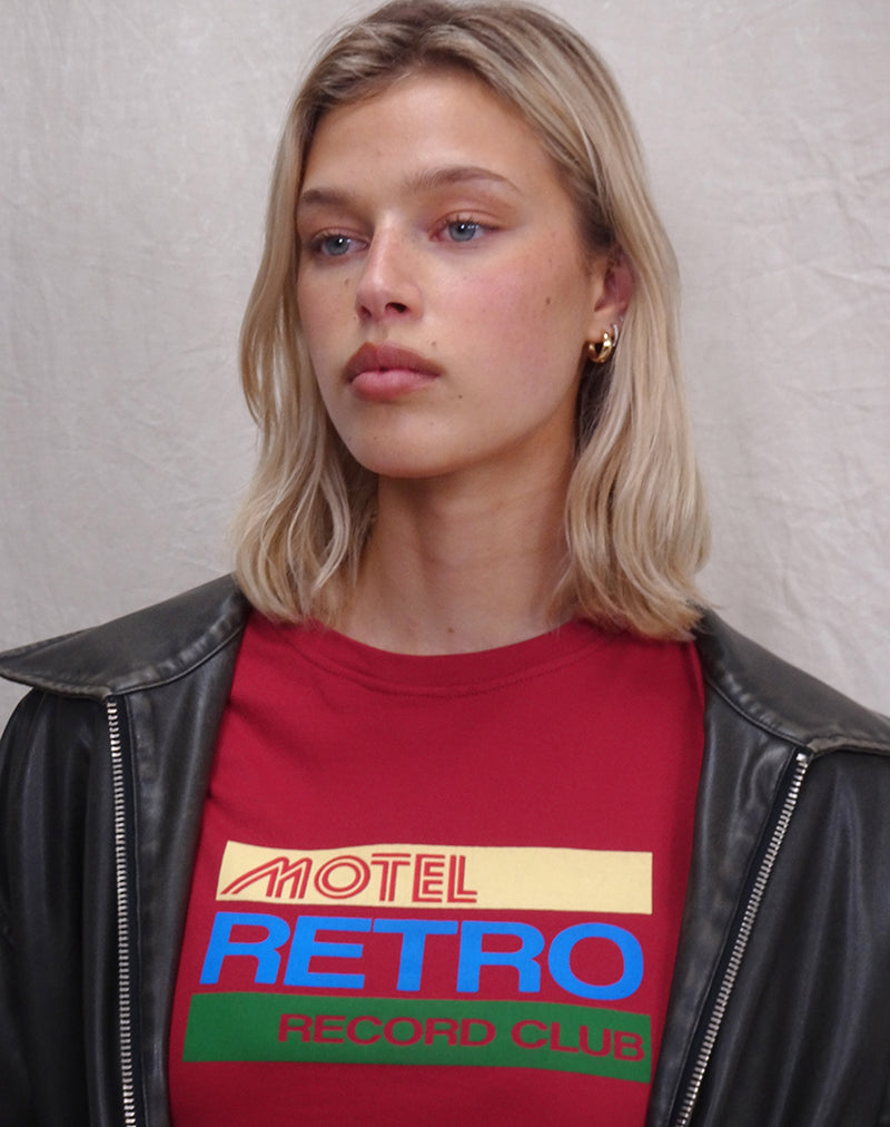 Afbeelding van Saki T-shirt in Adrenaline Rood met Motel Retro Club Motief