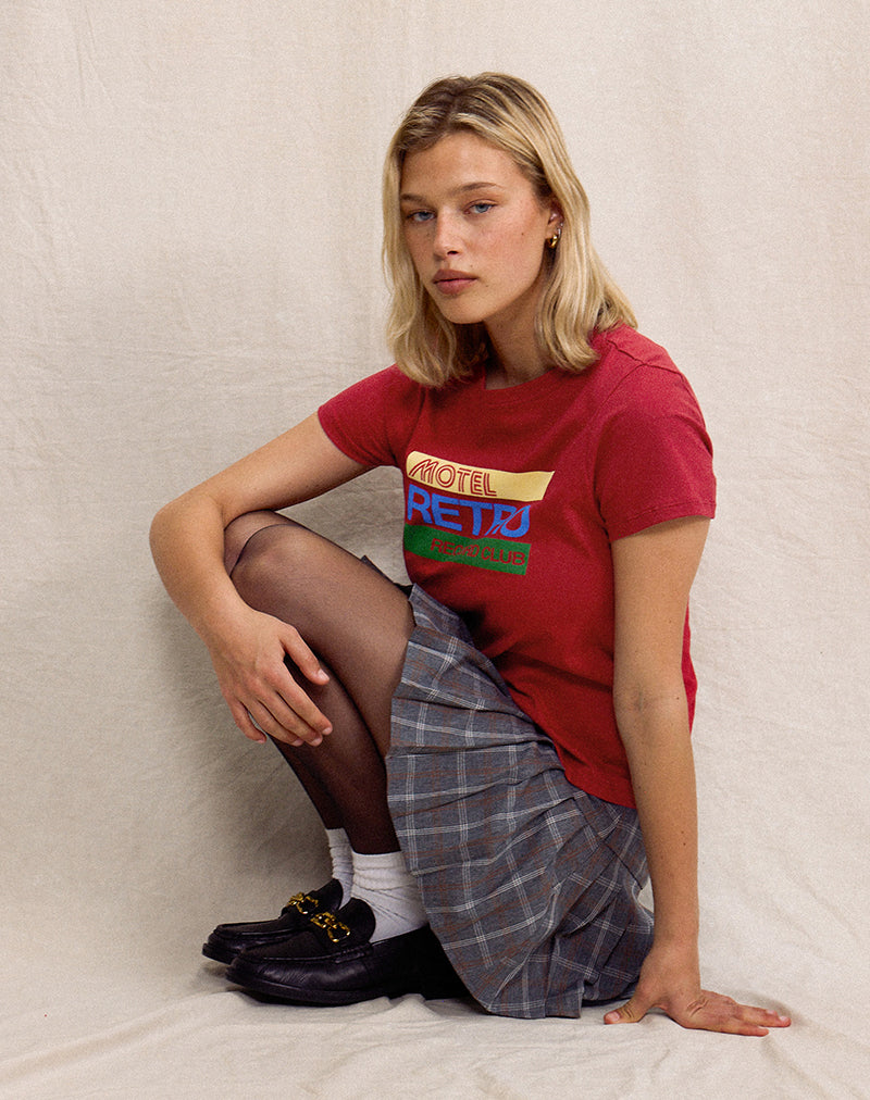 Afbeelding van Saki T-shirt in Adrenaline Rood met Motel Retro Club Motief