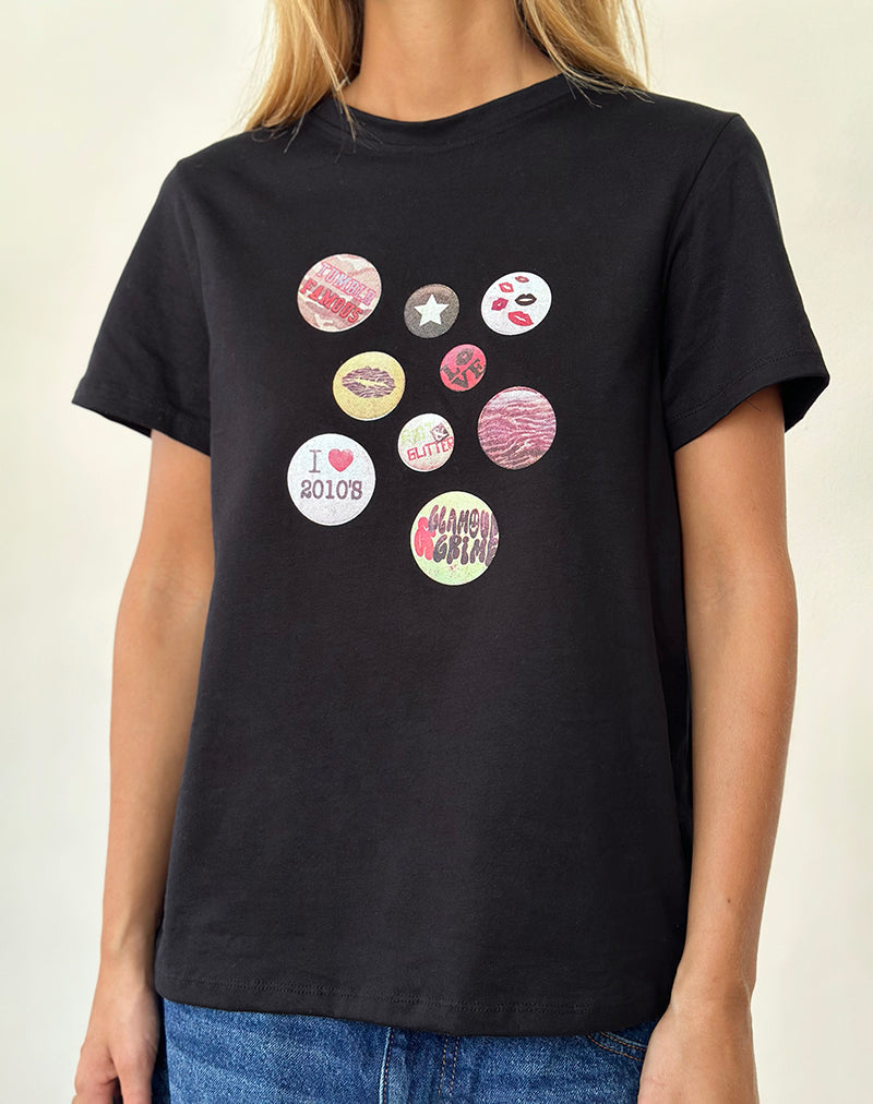 Saki T-shirt in zwart met badges grafisch