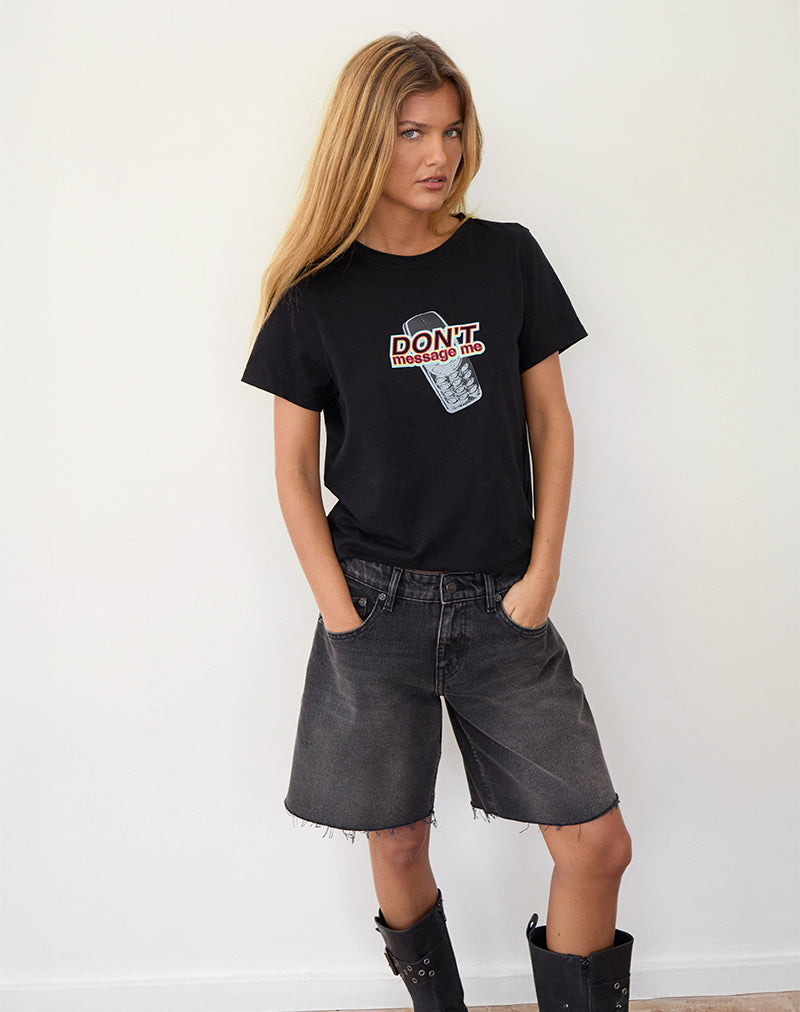 Afbeelding van Saki T-shirt in zwart met don't message me graphic