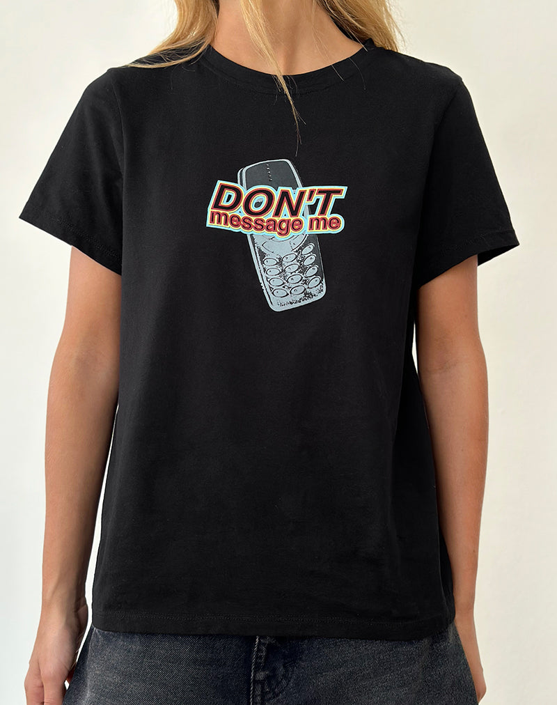 Afbeelding van Saki T-shirt in zwart met don't message me graphic