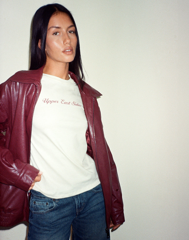 Afbeelding van Saki T-shirt in Ivoor met Upper East Sider print
