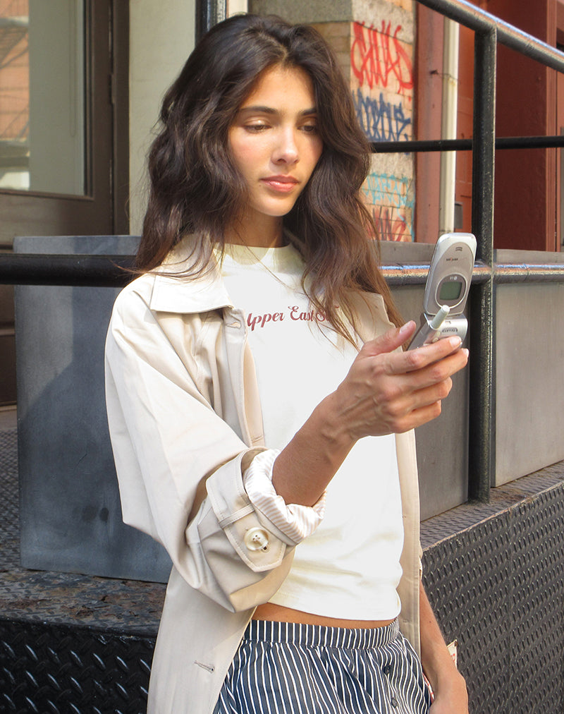 Afbeelding van Saki T-shirt in Ivoor met Upper East Sider print