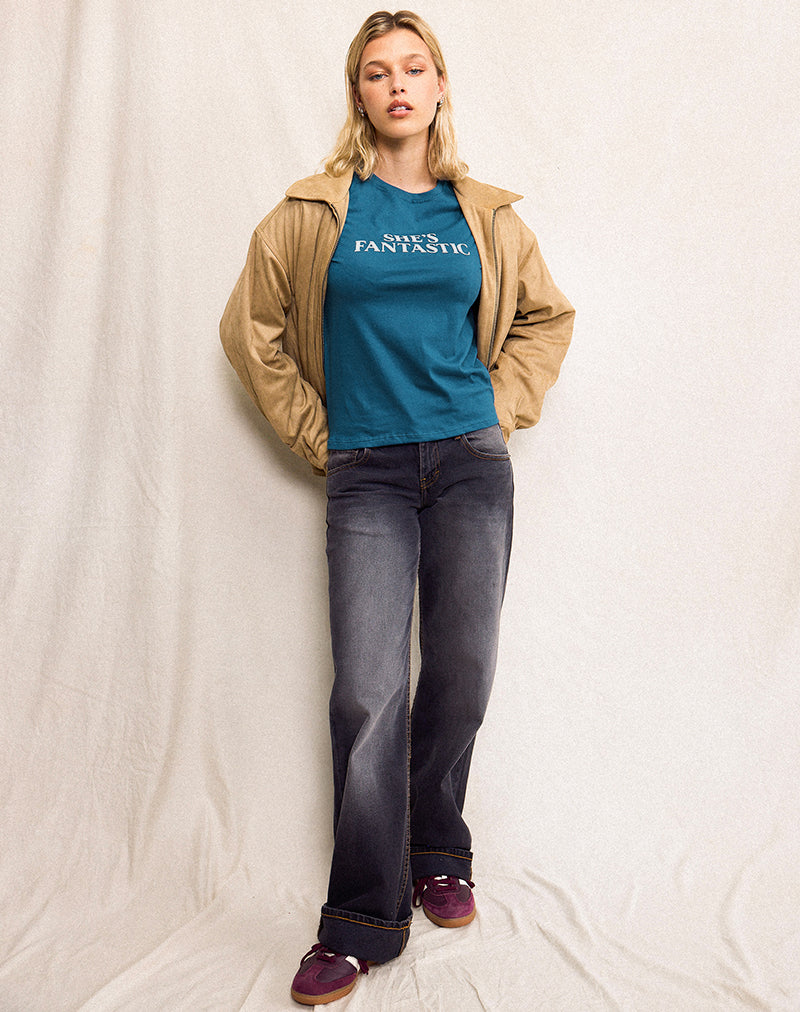 Afbeelding van Saki T-shirt in mediterraan blauw met She's Fantastic slogan