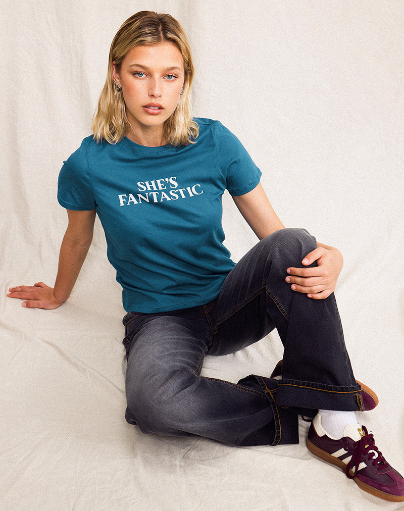 Saki T-shirt in mediterraan blauw met She's Fantastic slogan