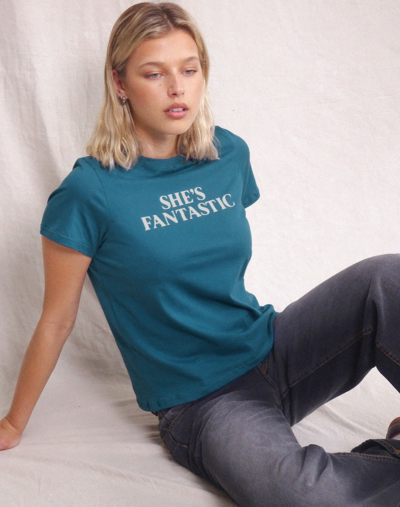Afbeelding van Saki T-shirt in mediterraan blauw met She's Fantastic slogan