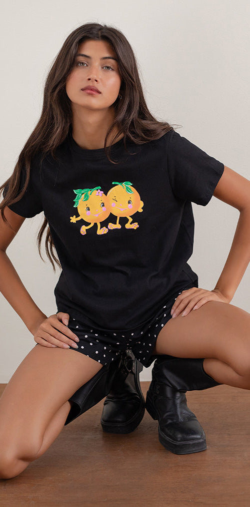 Afbeelding van Saki T-shirt in zwart met opdruk Squeeze Me Orange