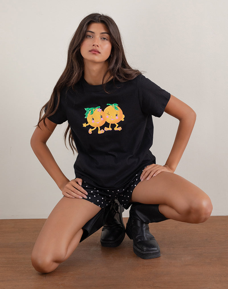 Afbeelding van Saki T-shirt in zwart met opdruk Squeeze Me Orange