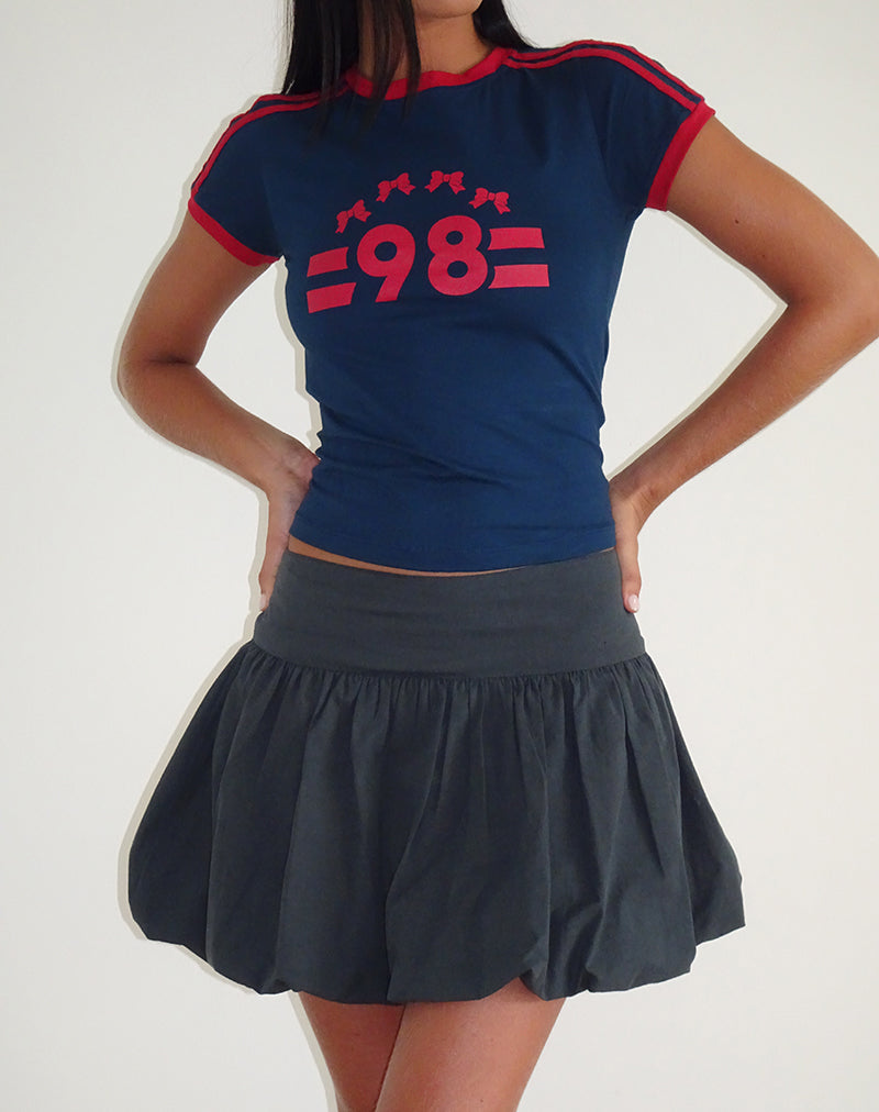 Salda T-shirt in Navy met Adrenaline Red Binding en '98' Emburing
