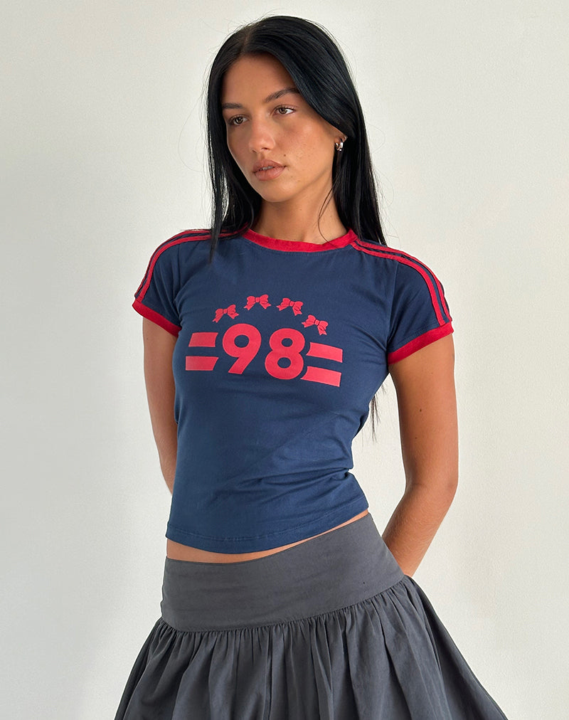 Afbeelding van Salda Tee in Navy met Adrenaline Red Binding en '98' Emb