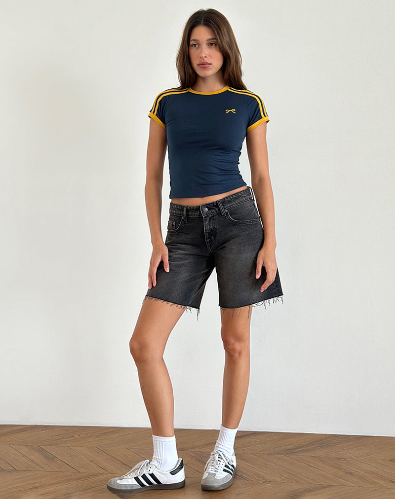 Afbeelding van Salda Top in marineblauw met mosterdkleurige bies en strikborduursel