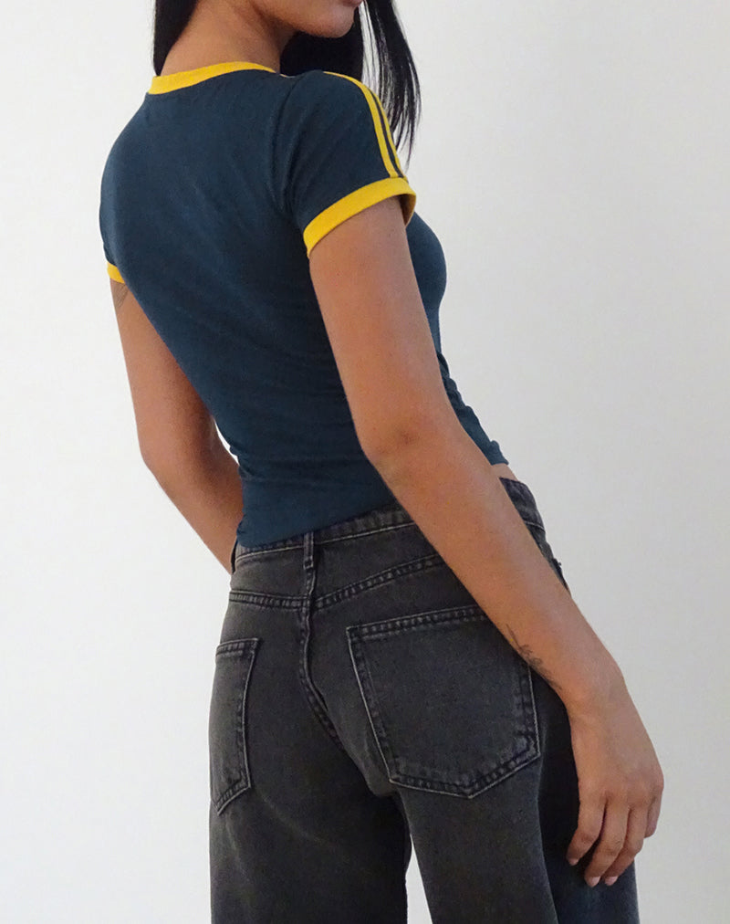 Afbeelding van Salda Top in marineblauw met mosterdkleurige bies en strikborduursel