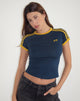 Afbeelding van Salda Top in marineblauw met mosterdkleurige bies en strikborduursel