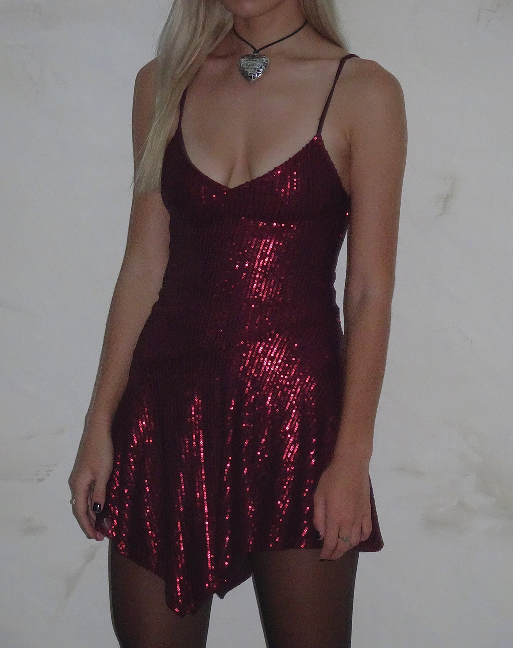 Sarabeth Mini Jurk met Watervalzoom in bordeauxrood lovertje