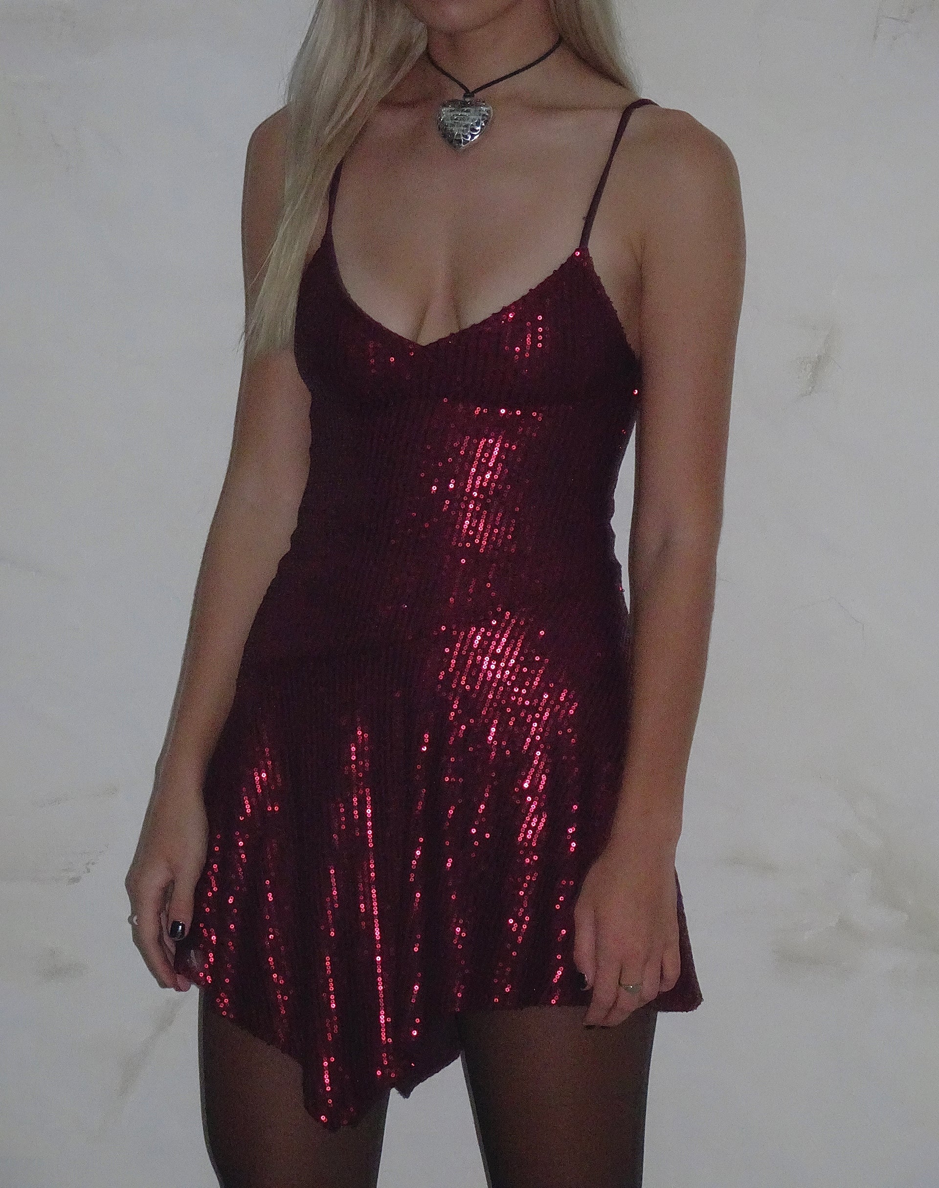 Afbeelding van Sarabeth Waterfall Hem Mini Dress in bordeauxrood lovertje