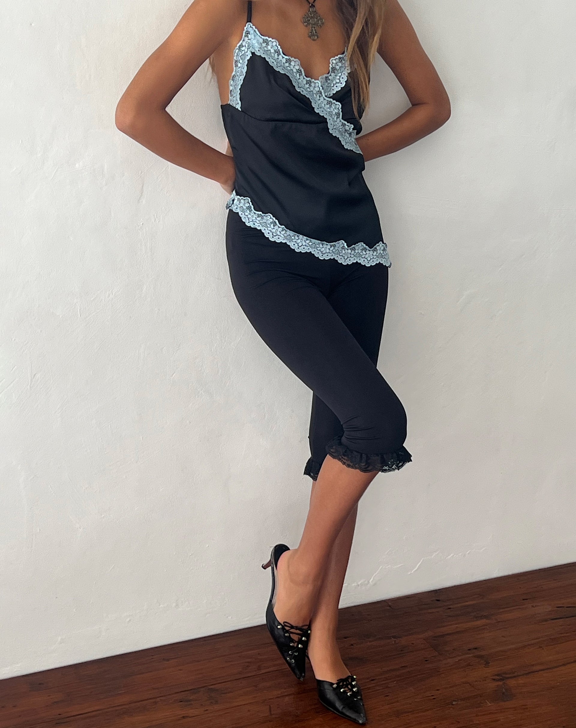 Afbeelding van Satima Cami Top in Zwart met Blauwe Kant