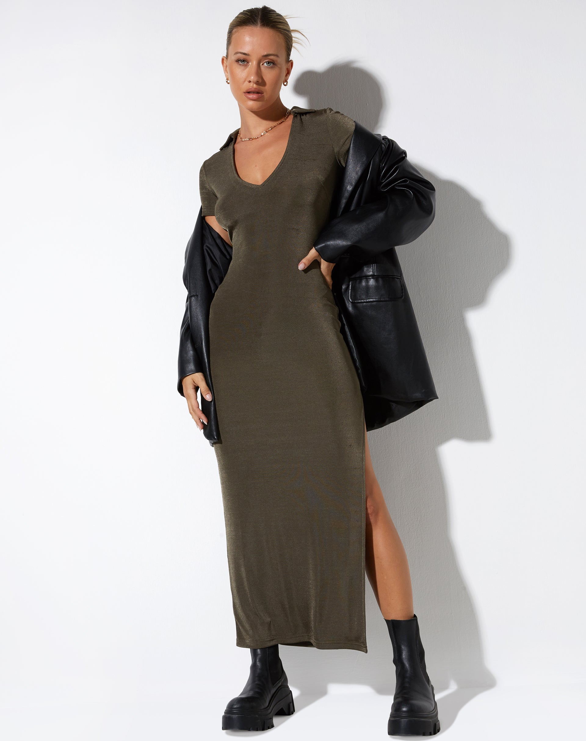 BEELD VAN Savita Maxi Dress in Donker Olijf