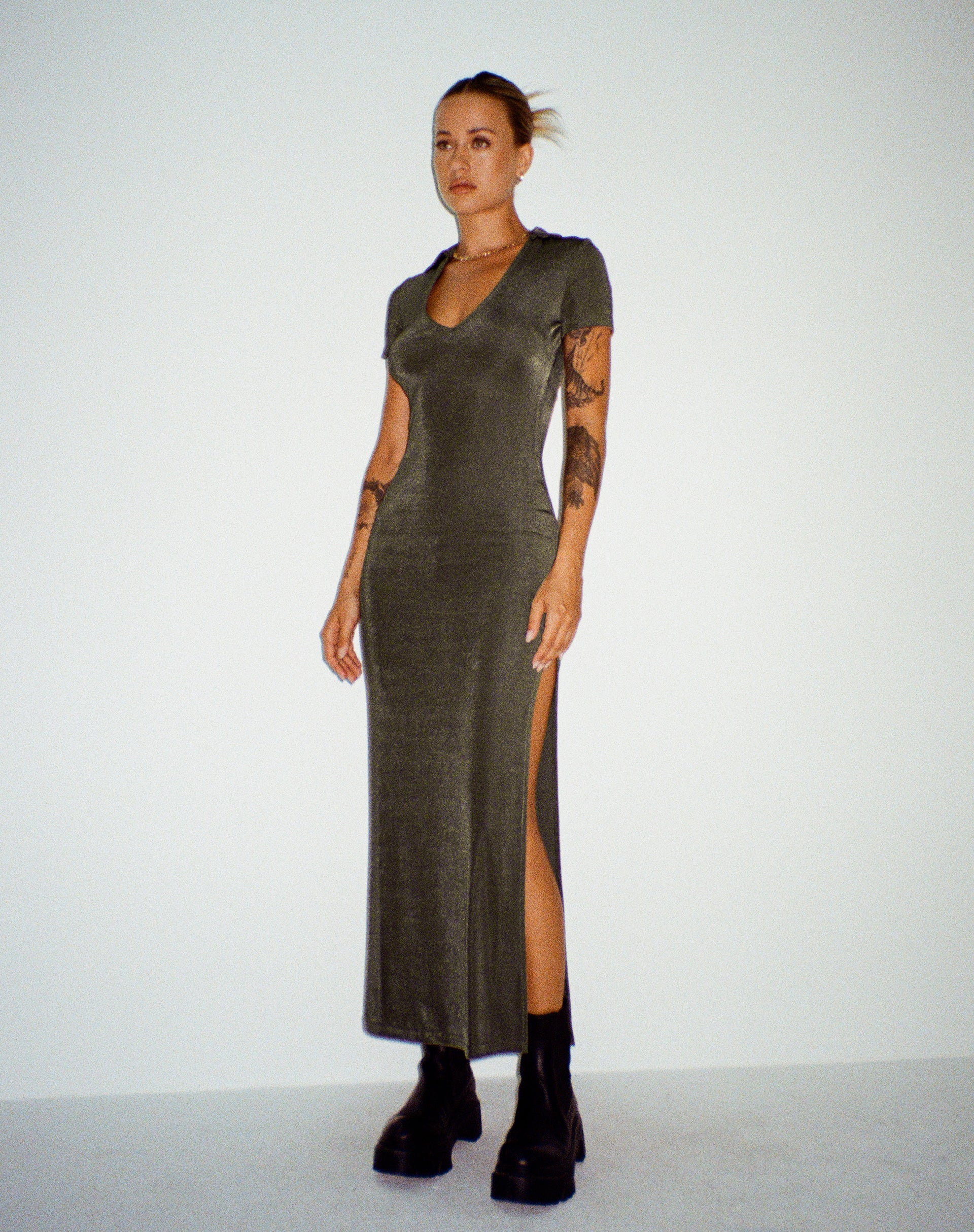 BEELD VAN Savita Maxi Dress in Donker Olijf
