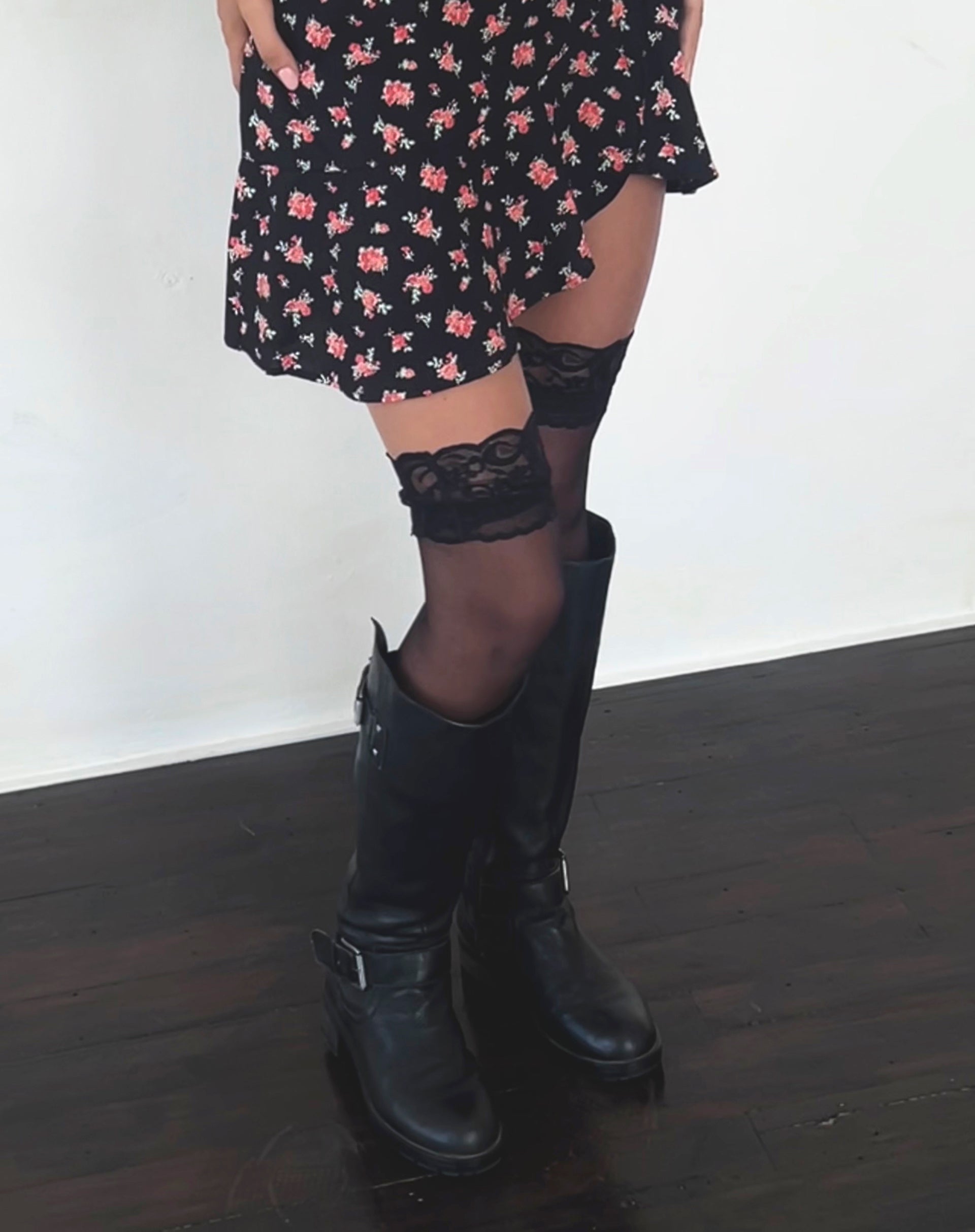 Afbeelding van Seleg Mini Dress in Flowing Rose Zwart