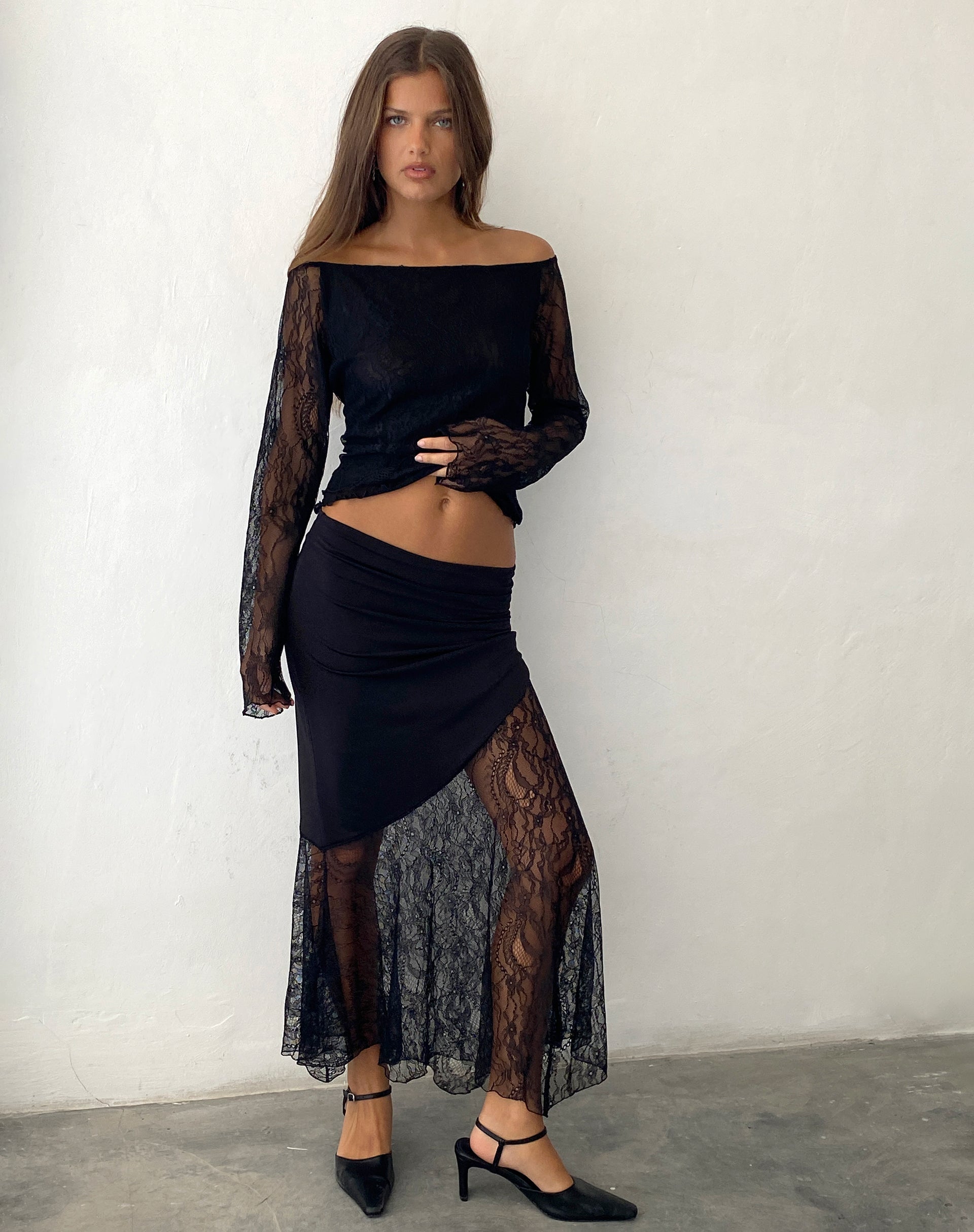 Afbeelding van Seraphina Asymmetrische Maxi Rok met Kanten Hals in Zwart