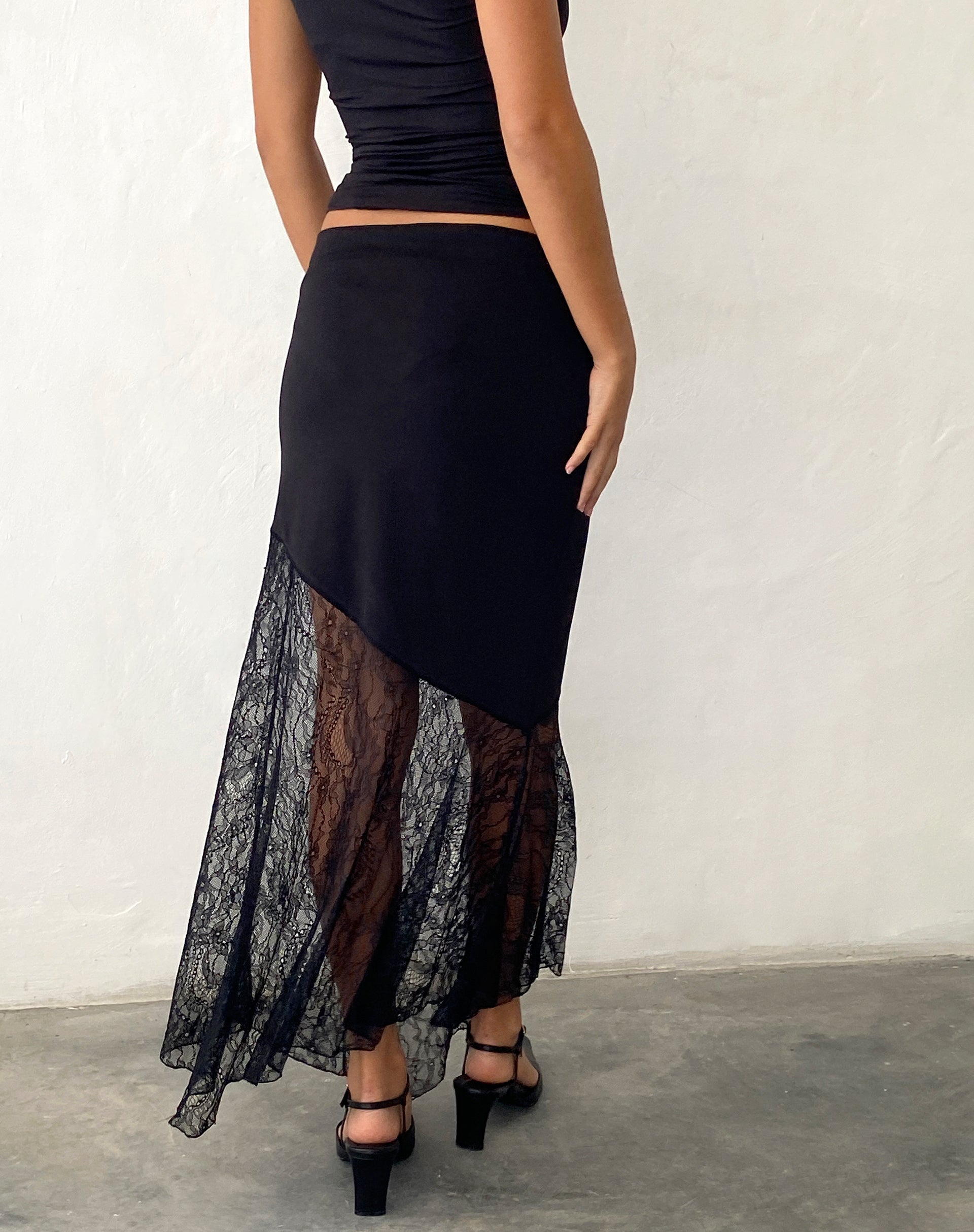 Afbeelding van Seraphina Asymmetrische Maxi Rok met Kanten Hals in Zwart