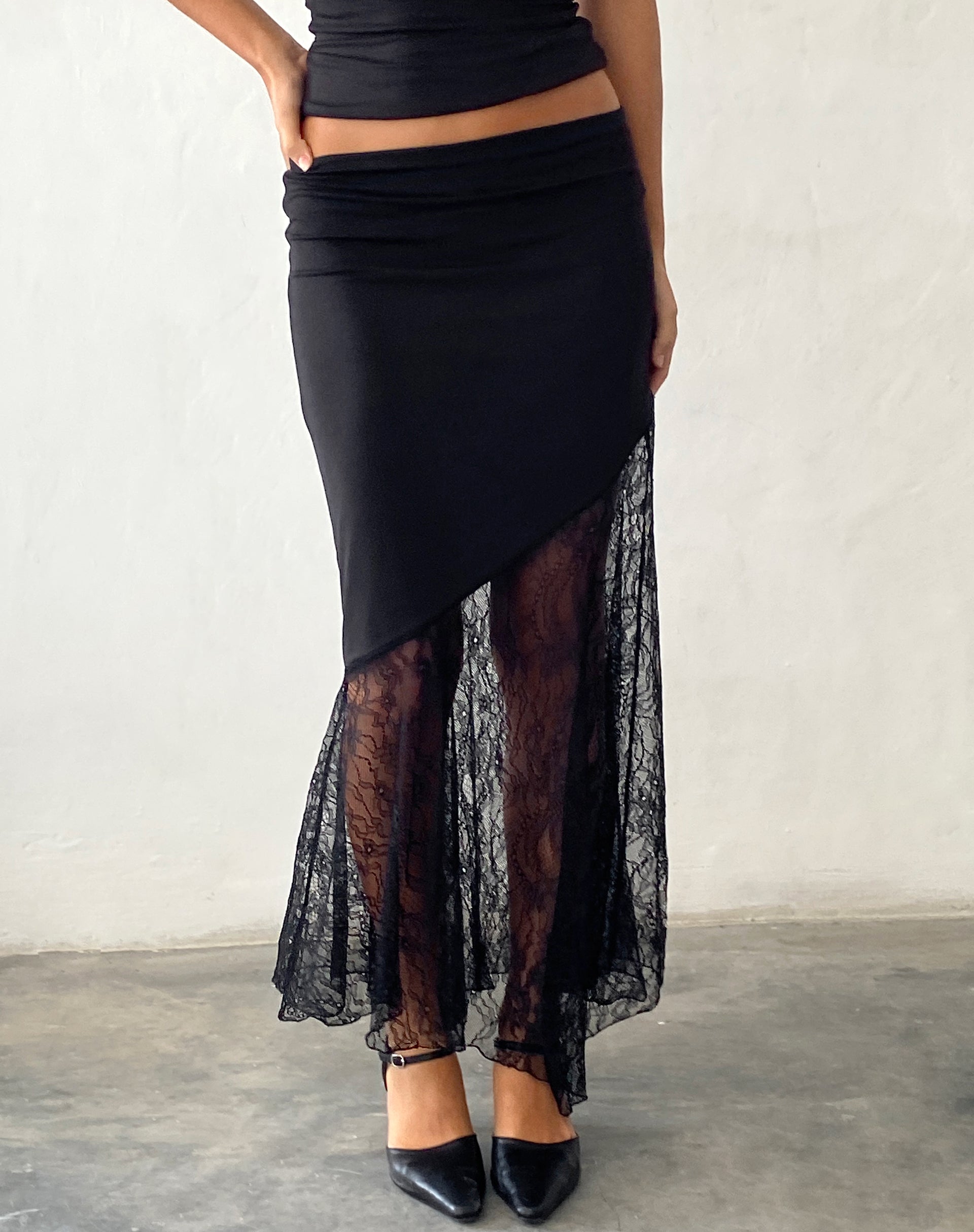 Afbeelding van Seraphina Asymmetrische Maxi Rok met Kanten Hals in Zwart
