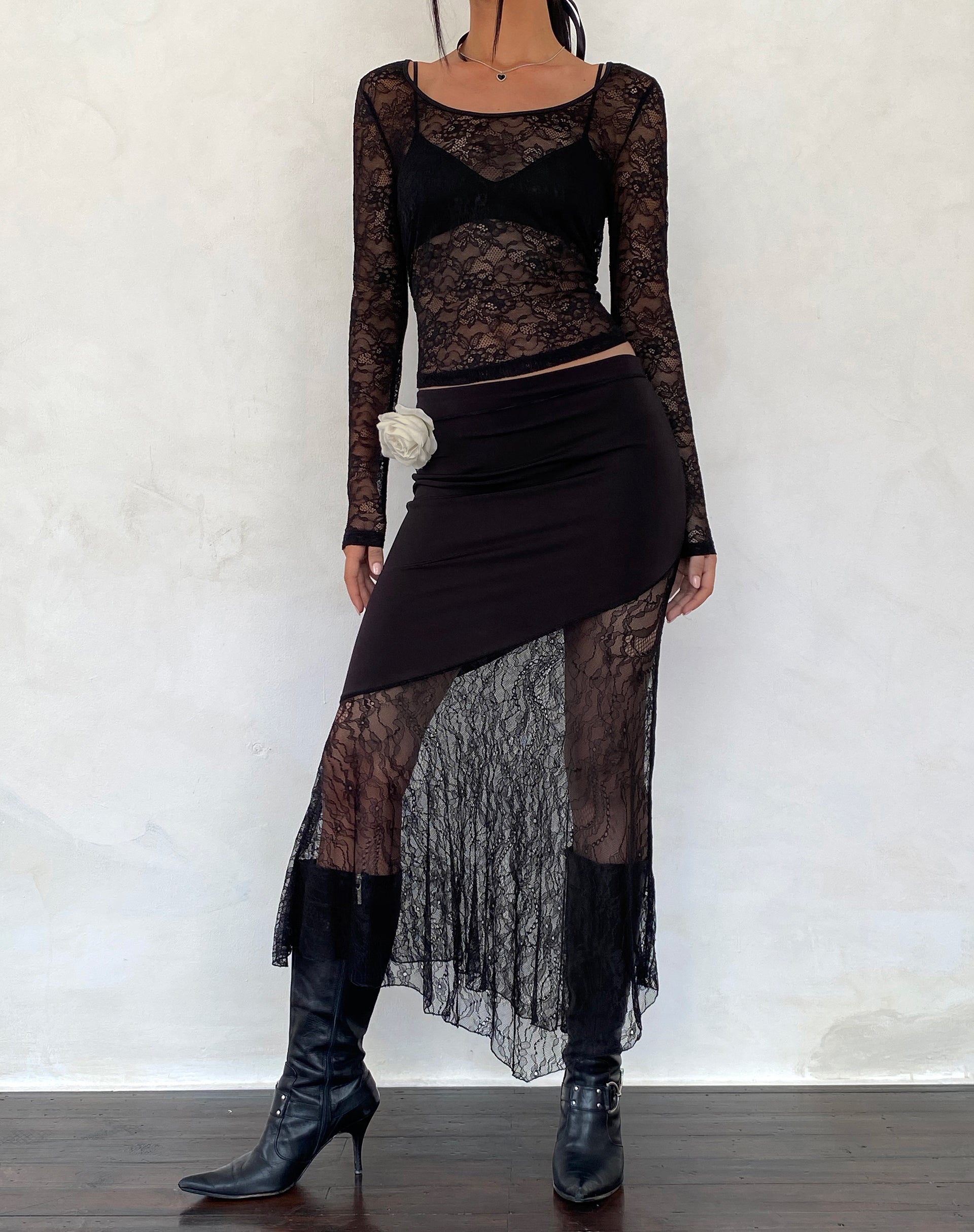 Afbeelding van Seraphina Asymmetrische Maxi Rok met Kanten Hals in Zwart