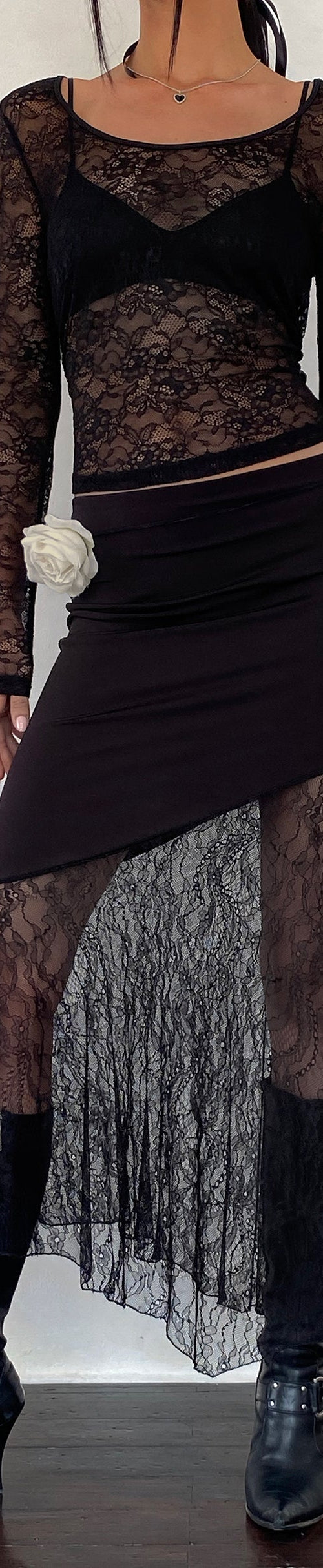 Afbeelding van Seraphina Asymmetrische Maxi Rok met Kanten Hals in Zwart