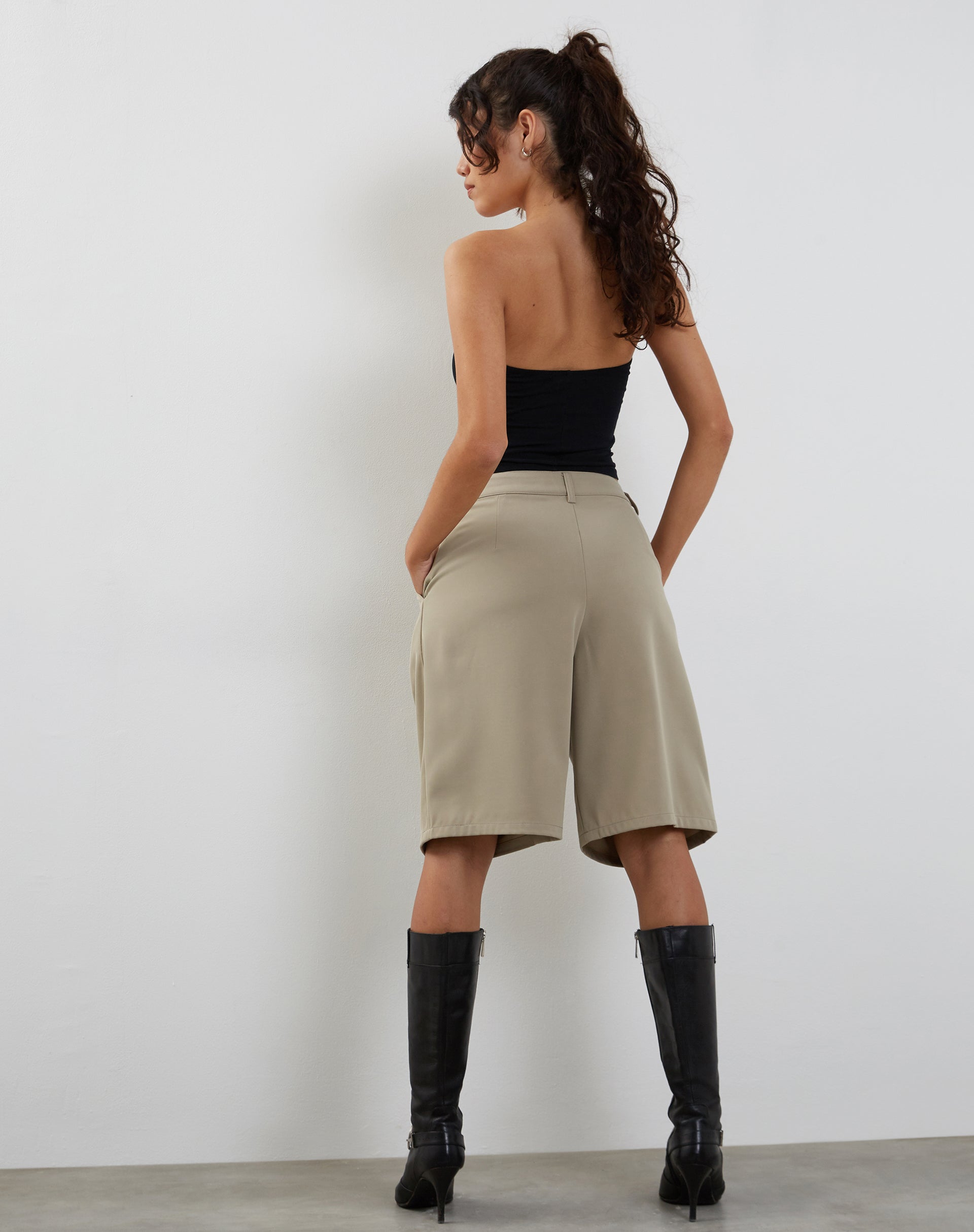 Afbeelding van Setya Long Line Getailleerde Korte Broek in Taupe