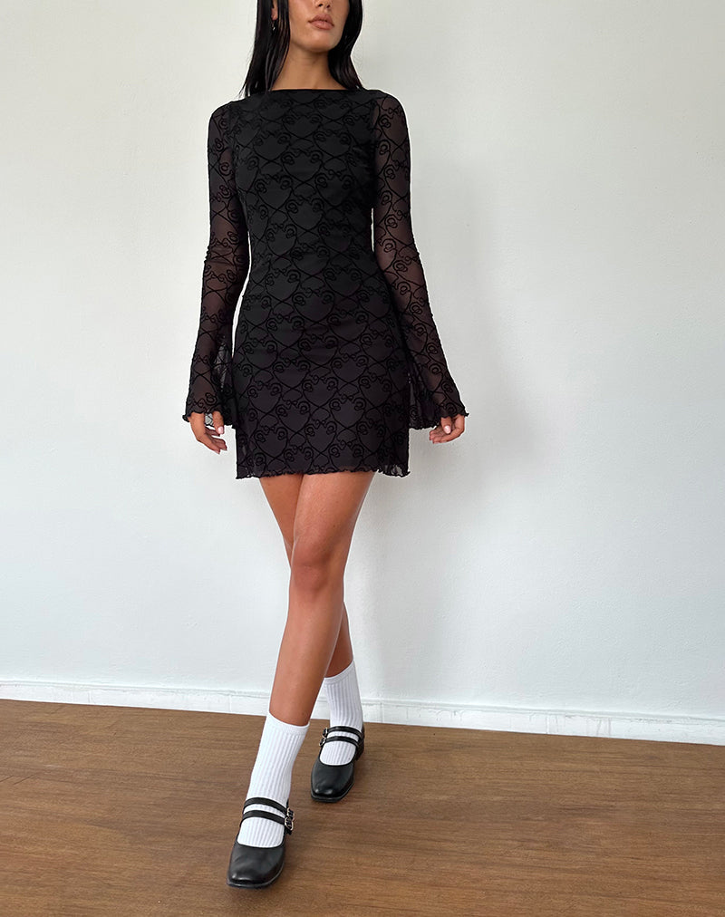 Afbeelding van Sevila Mini jurk met lange mouwen in zwart Queen of Heart Flock
