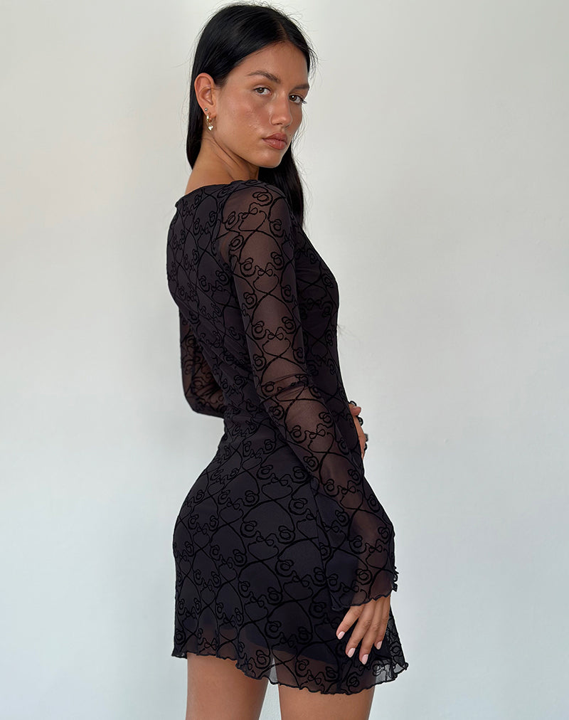 Afbeelding van Sevila Mini jurk met lange mouwen in zwart Queen of Heart Flock