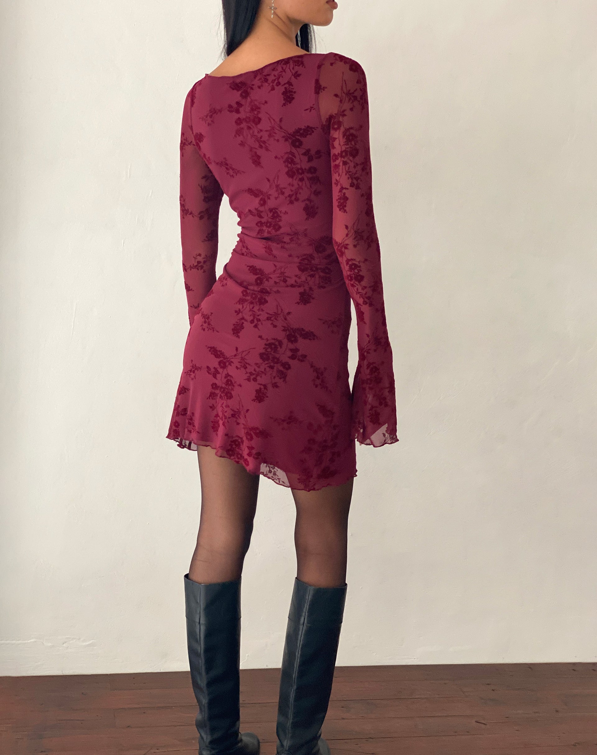 Afbeelding van Sevila Mini jurk met lange mouwen en gevlokte botanische bloem Maroon