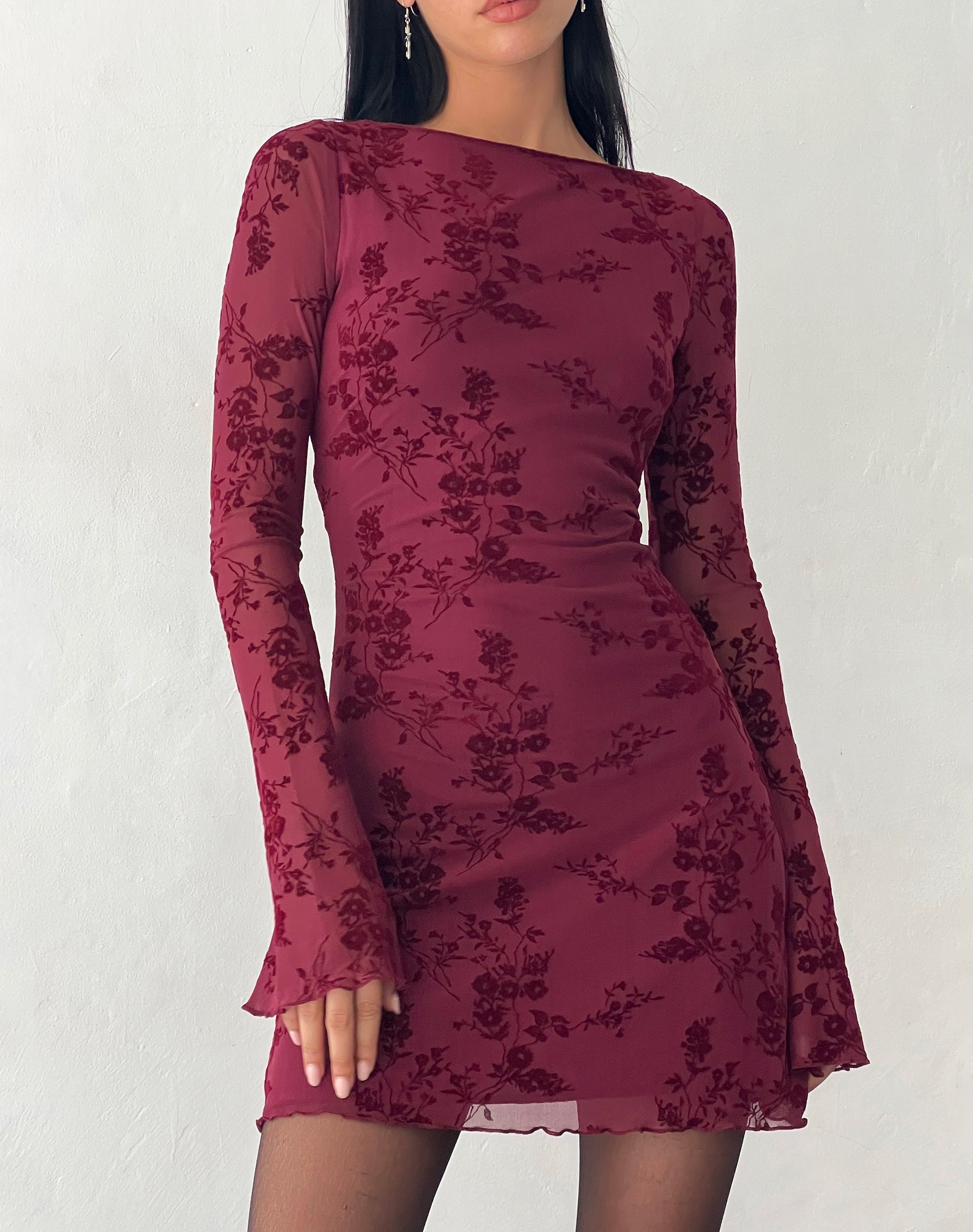 Afbeelding van Sevila Mini jurk met lange mouwen en gevlokte botanische bloem Maroon
