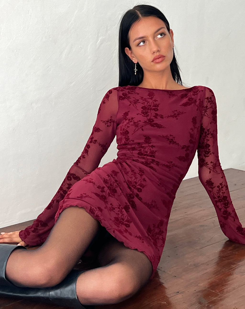 Sevila Mini jurk met lange mouwen in gevlokte botanische bloem Maroon